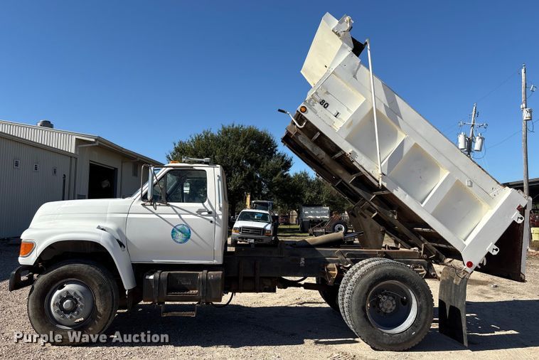 image for item EA7056 1995 Ford F800 dump truck
