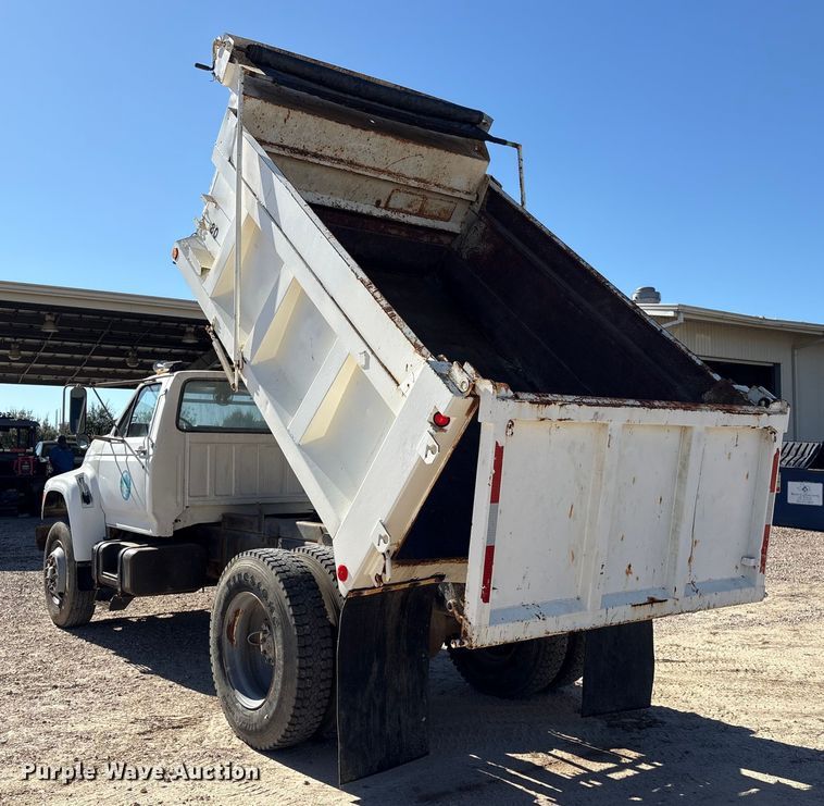 image for item EA7056 1995 Ford F800 dump truck