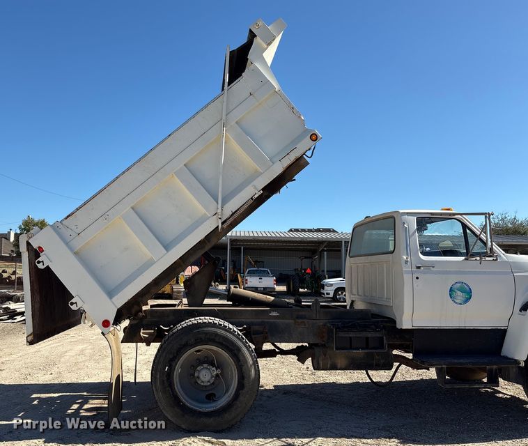 image for item EA7056 1995 Ford F800 dump truck