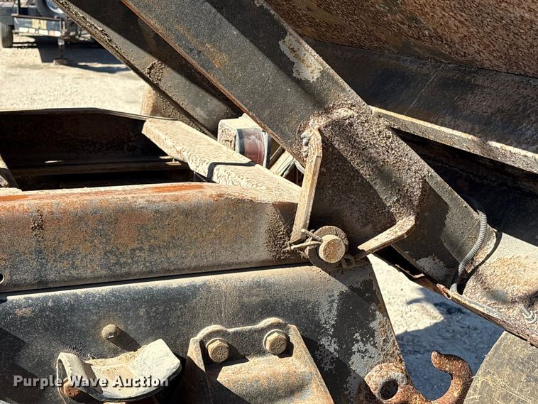 image for item EA7056 1995 Ford F800 dump truck