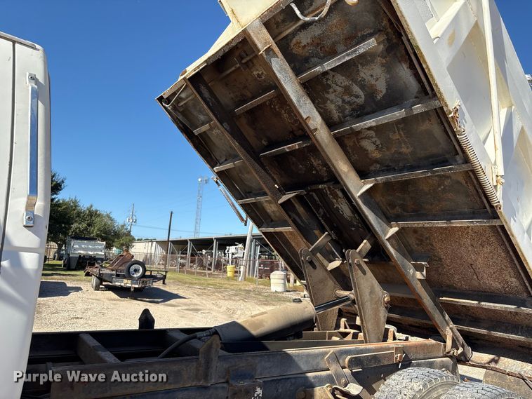 image for item EA7056 1995 Ford F800 dump truck