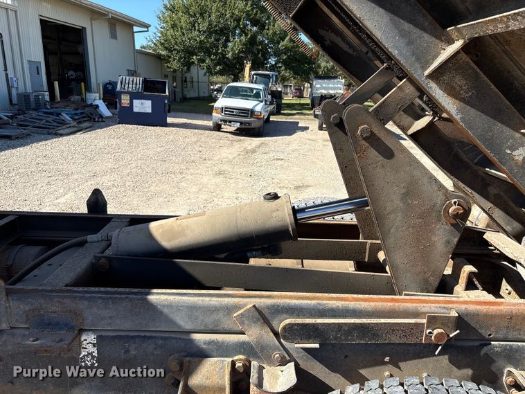 image for item EA7056 1995 Ford F800 dump truck