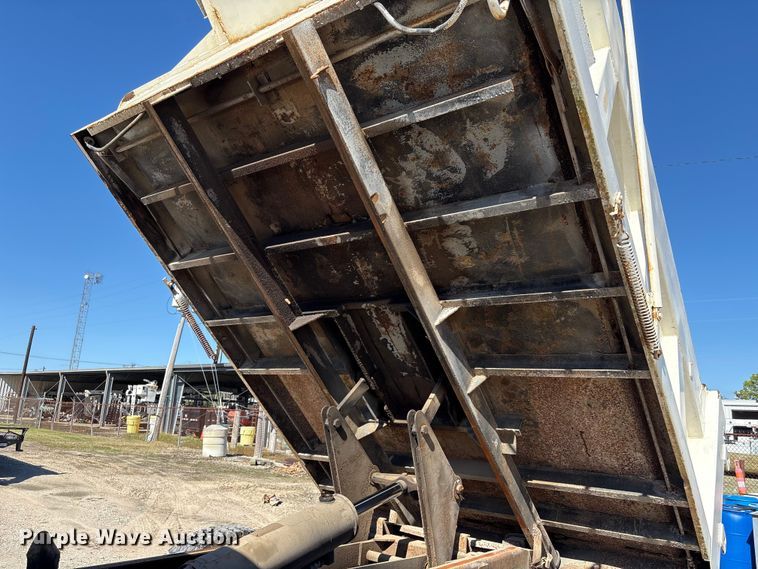 image for item EA7056 1995 Ford F800 dump truck