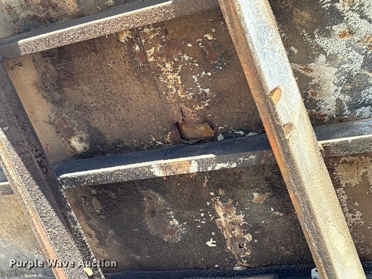 image for item EA7056 1995 Ford F800 dump truck