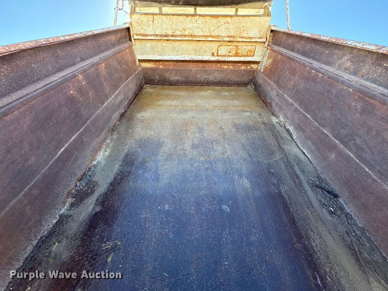 image for item EA7056 1995 Ford F800 dump truck