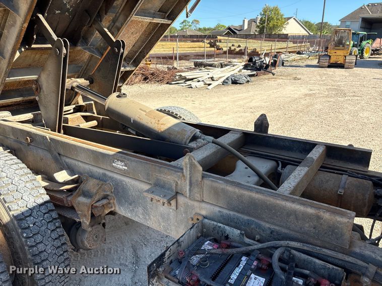 image for item EA7056 1995 Ford F800 dump truck