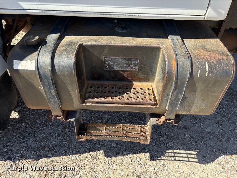 image for item EA7056 1995 Ford F800 dump truck