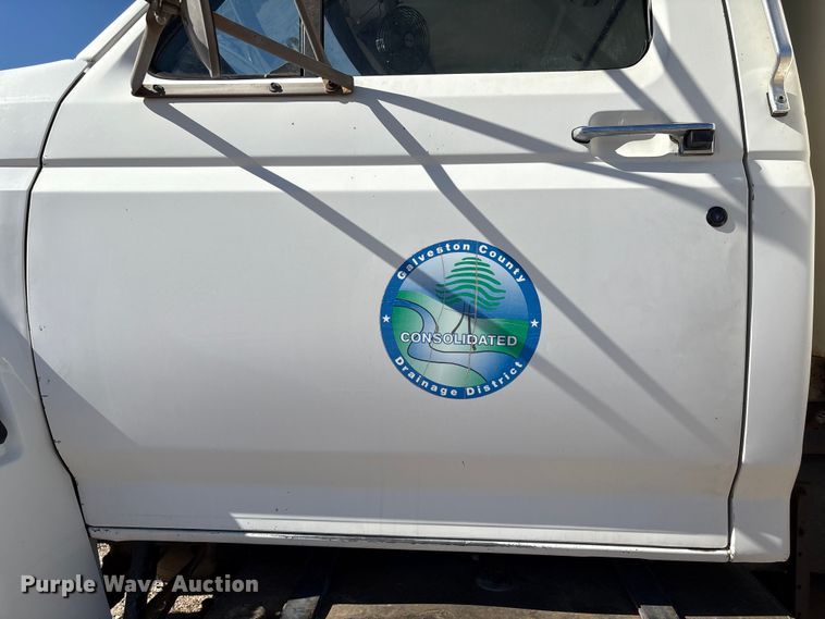 image for item EA7056 1995 Ford F800 dump truck