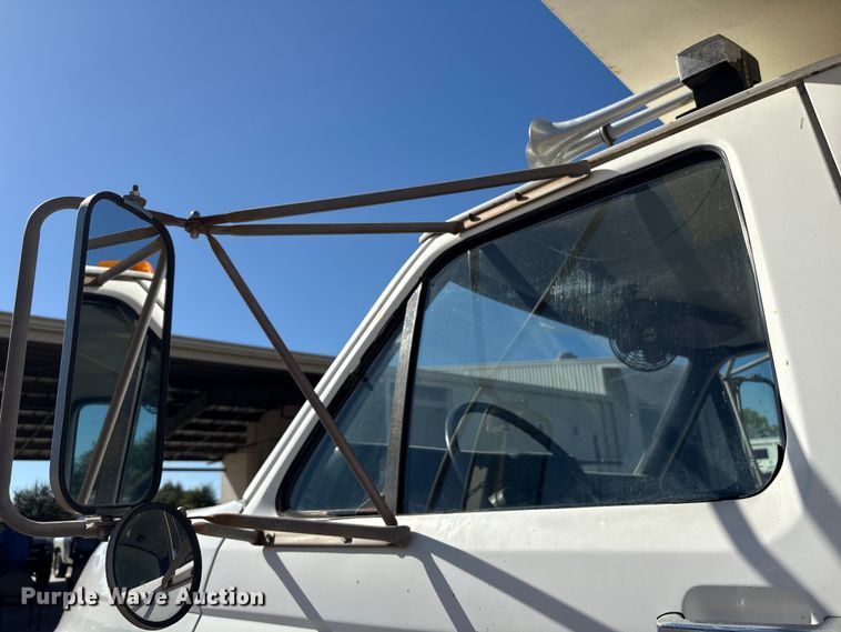 image for item EA7056 1995 Ford F800 dump truck