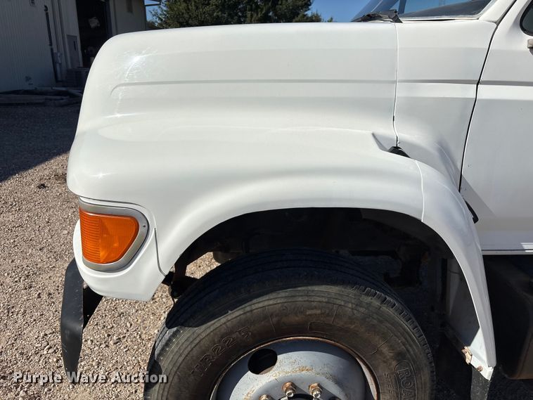 image for item EA7056 1995 Ford F800 dump truck