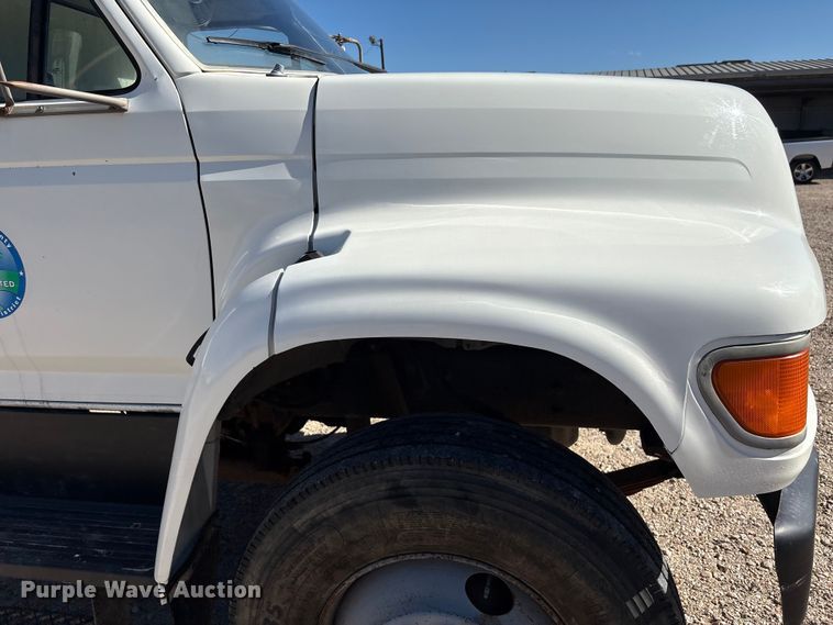 image for item EA7056 1995 Ford F800 dump truck