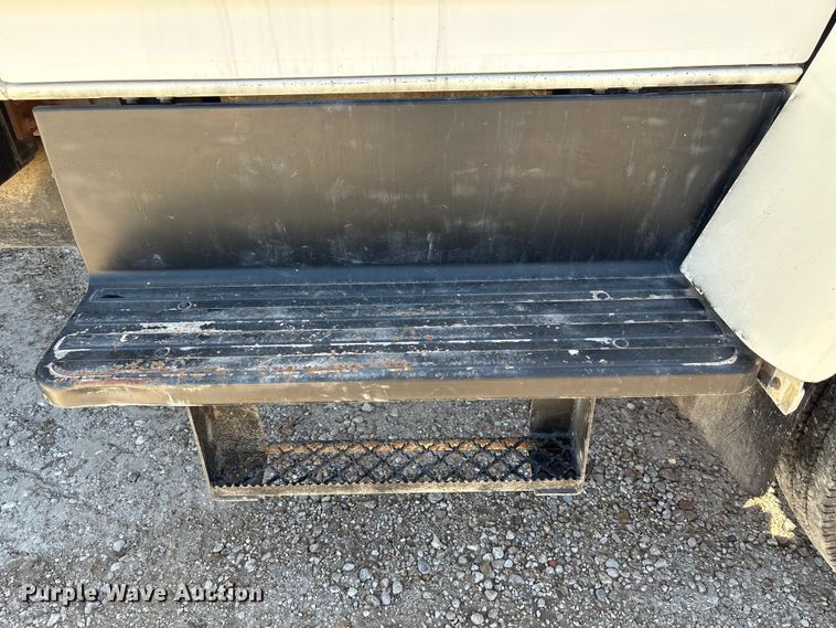 image for item EA7056 1995 Ford F800 dump truck