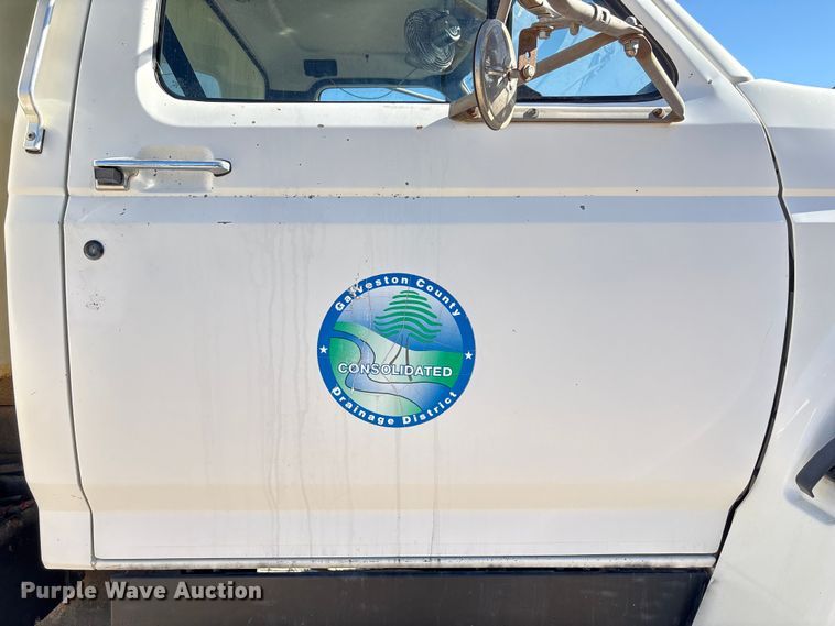 image for item EA7056 1995 Ford F800 dump truck