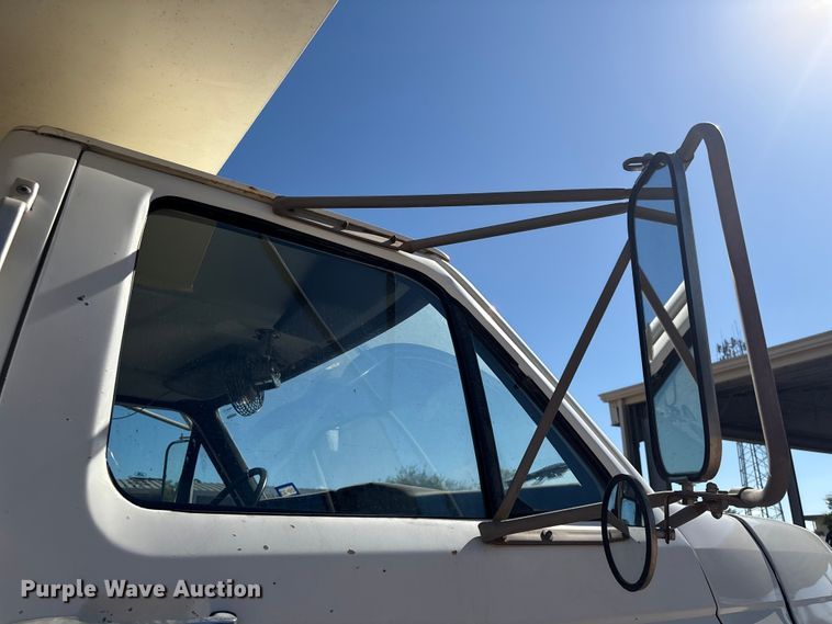 image for item EA7056 1995 Ford F800 dump truck