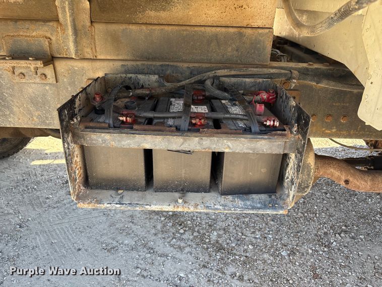 image for item EA7056 1995 Ford F800 dump truck