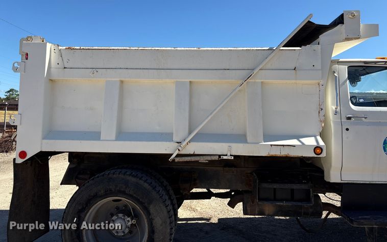 image for item EA7056 1995 Ford F800 dump truck