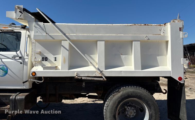 image for item EA7056 1995 Ford F800 dump truck