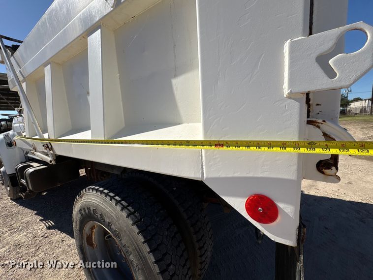 image for item EA7056 1995 Ford F800 dump truck