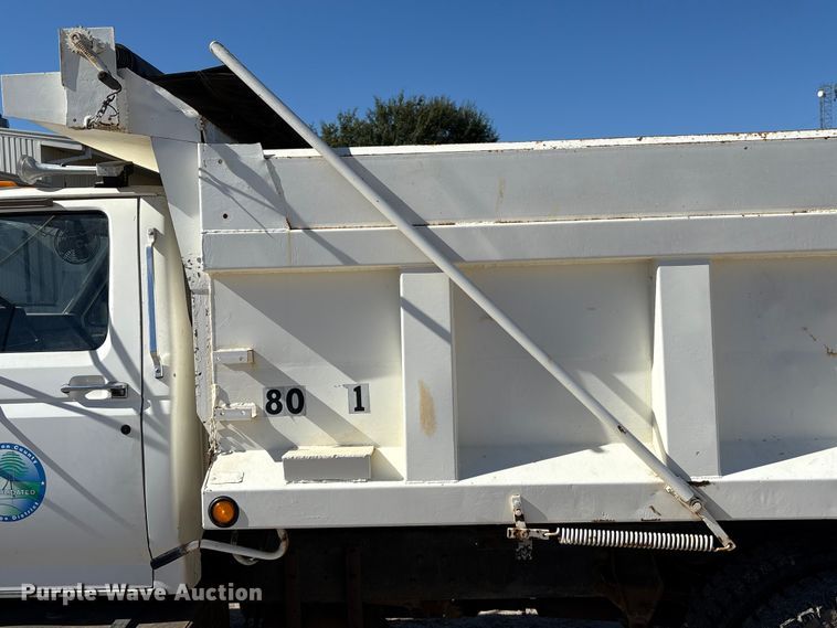 image for item EA7056 1995 Ford F800 dump truck