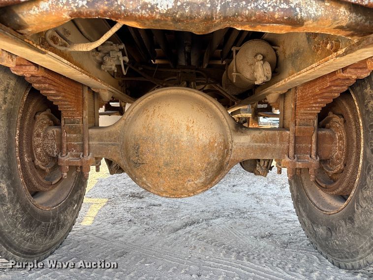 image for item EA7056 1995 Ford F800 dump truck