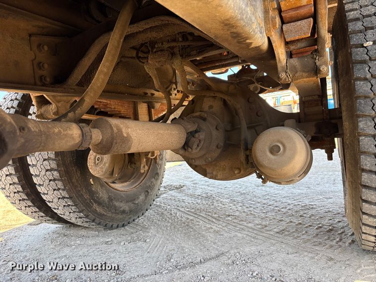 image for item EA7056 1995 Ford F800 dump truck