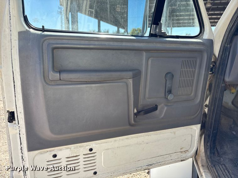 image for item EA7056 1995 Ford F800 dump truck