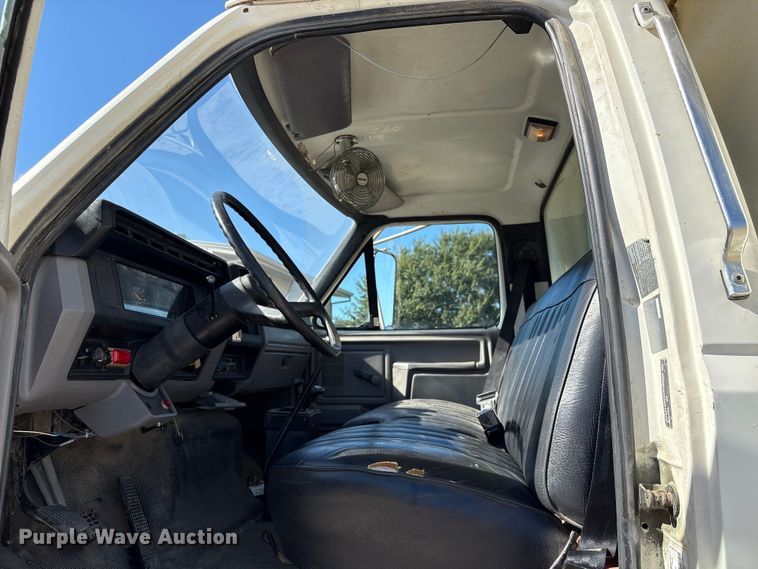 image for item EA7056 1995 Ford F800 dump truck