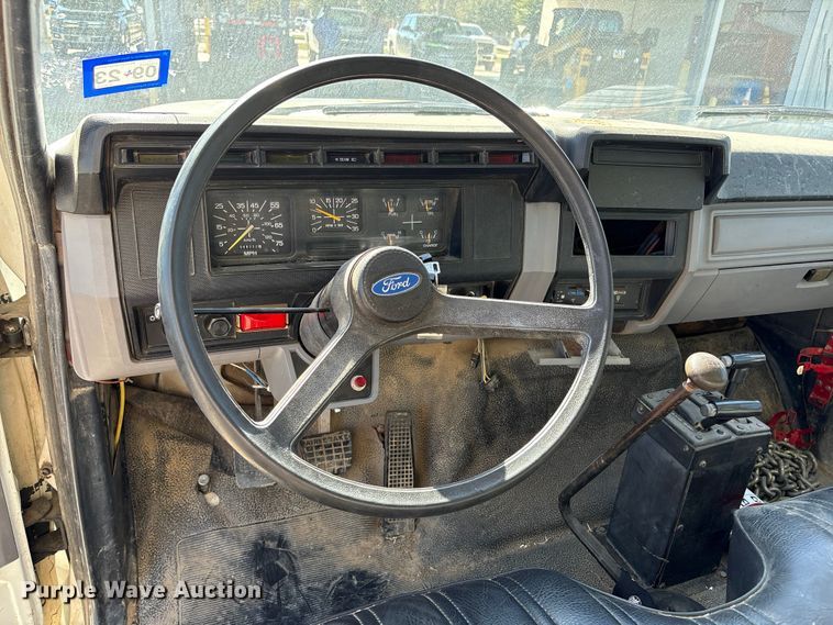 image for item EA7056 1995 Ford F800 dump truck