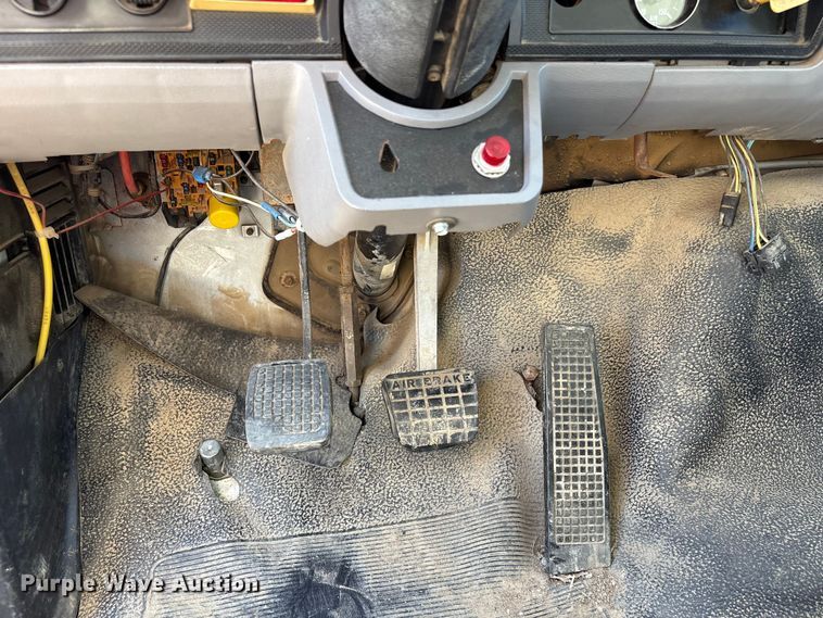 image for item EA7056 1995 Ford F800 dump truck