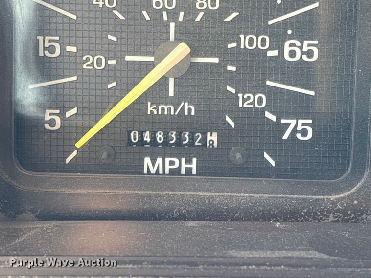 image for item EA7056 1995 Ford F800 dump truck