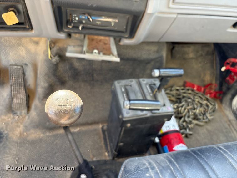 image for item EA7056 1995 Ford F800 dump truck