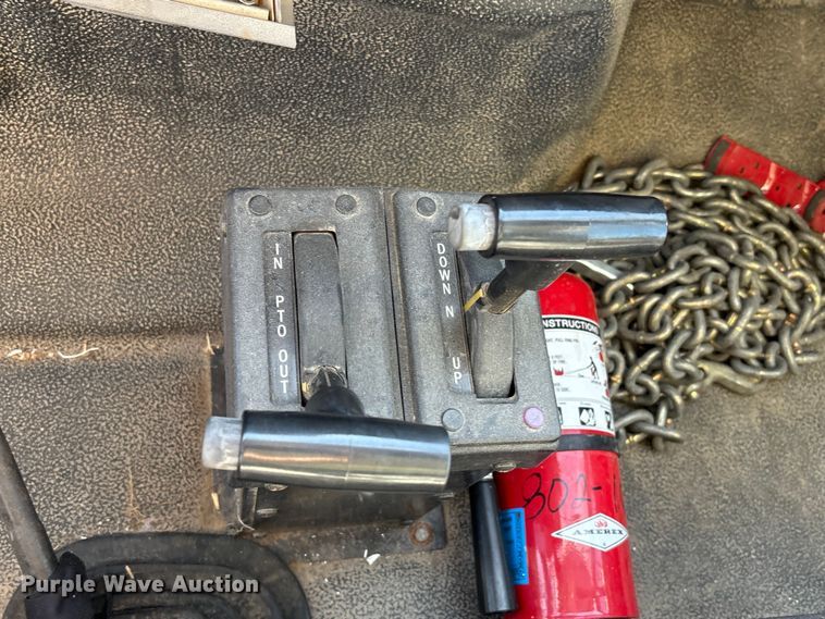 image for item EA7056 1995 Ford F800 dump truck