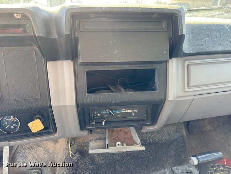 image for item EA7056 1995 Ford F800 dump truck