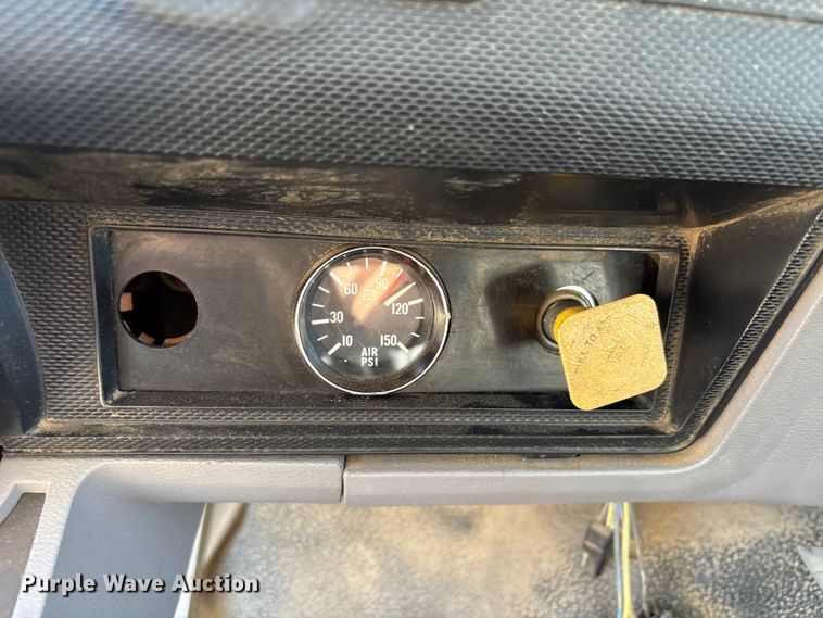 image for item EA7056 1995 Ford F800 dump truck