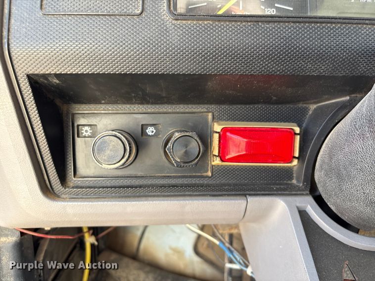 image for item EA7056 1995 Ford F800 dump truck