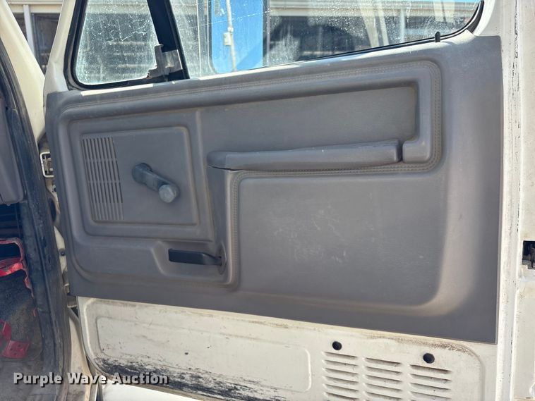 image for item EA7056 1995 Ford F800 dump truck