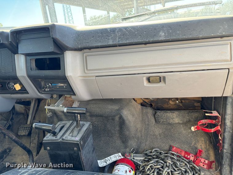 image for item EA7056 1995 Ford F800 dump truck