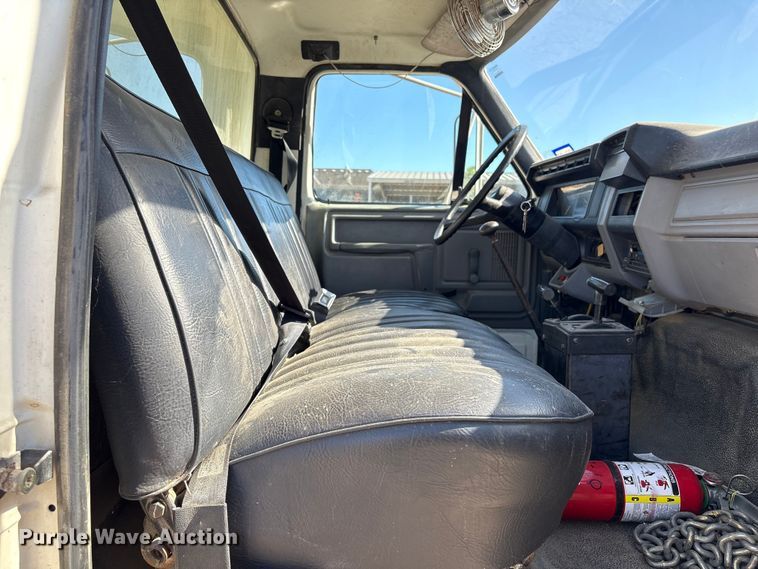 image for item EA7056 1995 Ford F800 dump truck