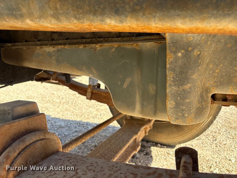 image for item EA7056 1995 Ford F800 dump truck