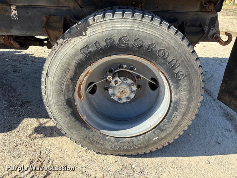 image for item EA7056 1995 Ford F800 dump truck