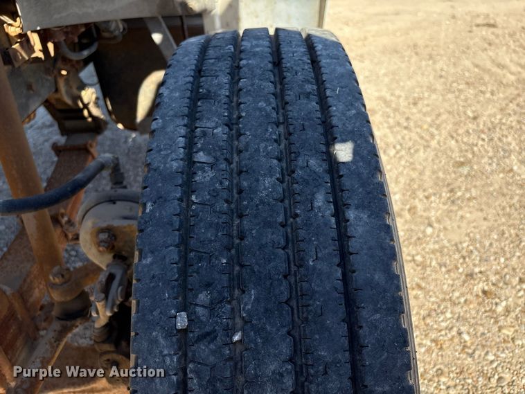 image for item EA7056 1995 Ford F800 dump truck