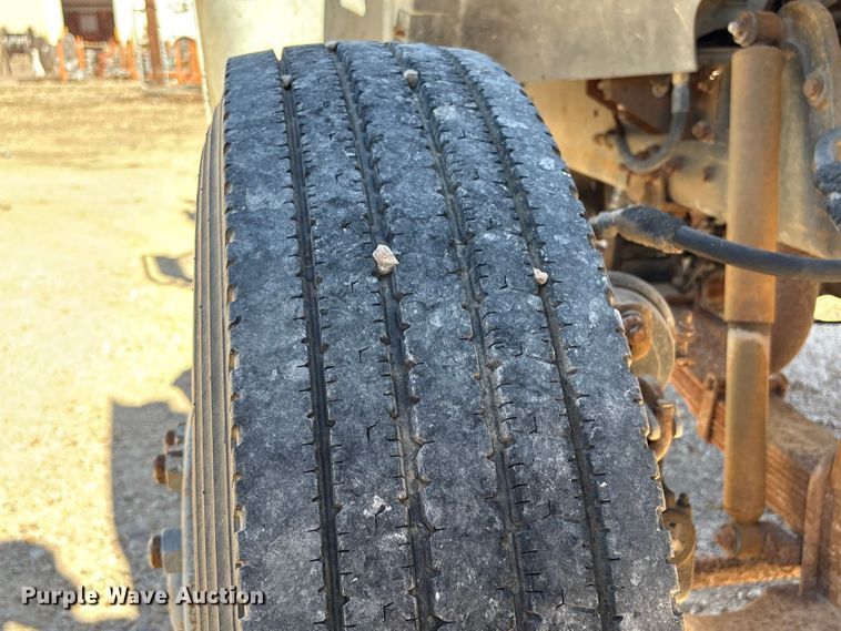 image for item EA7056 1995 Ford F800 dump truck