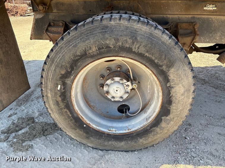 image for item EA7056 1995 Ford F800 dump truck