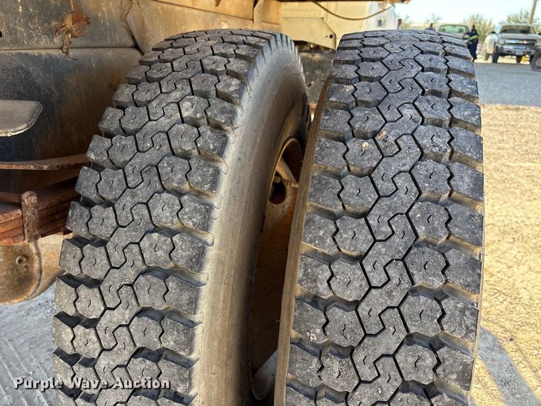 image for item EA7056 1995 Ford F800 dump truck