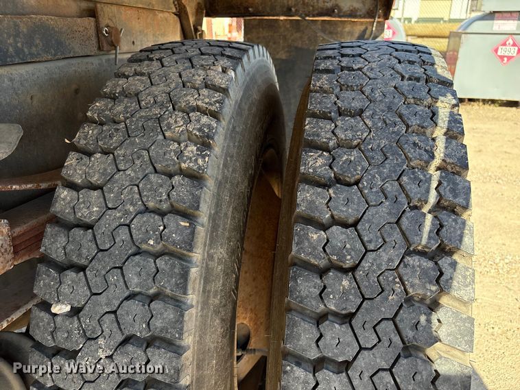 image for item EA7056 1995 Ford F800 dump truck