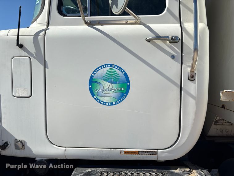 image for item EA7058 1999 Mack RD dump truck