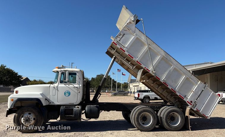 image for item EA7058 1999 Mack RD dump truck