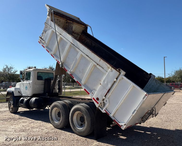 image for item EA7058 1999 Mack RD dump truck
