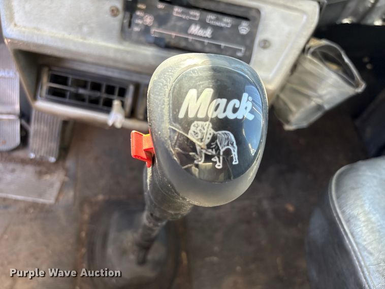 image for item EA7058 1999 Mack RD dump truck