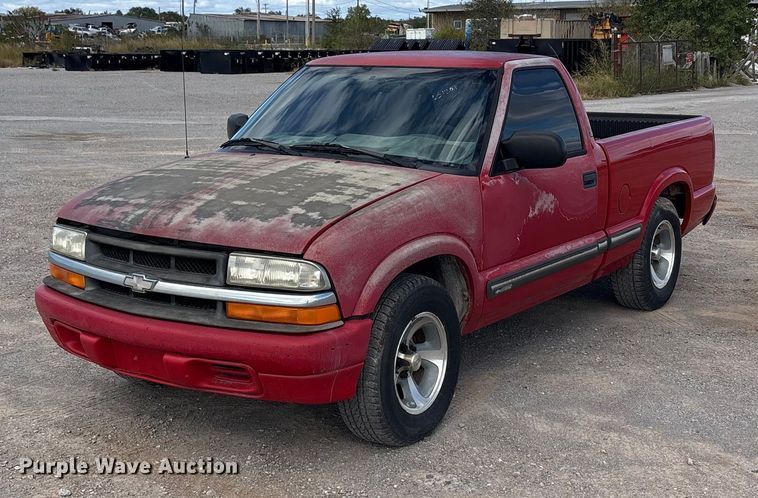 image for item EA7643 2001 Chevrolet S10 pickup truck